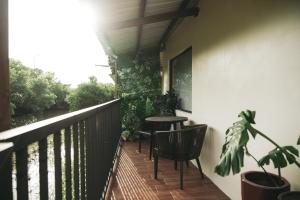 un balcón con mesa y sillas. en Nancheng Renlan, en Anping