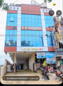 un edificio con un letrero de la agencia de rescate de la biblioteca SX Grand en SV Grand, en Proddatūr