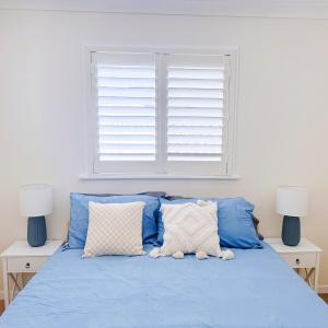 Ένα ή περισσότερα κρεβάτια σε δωμάτιο στο Cove at Redcliffe - Modern Coastal Hideaway