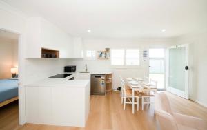 Η κουζίνα ή μικρή κουζίνα στο Cove at Redcliffe - Modern Coastal Hideaway +7 φωτογραφίες