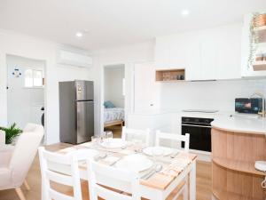 Køkken eller tekøkken på Cove at Redcliffe - Modern Coastal Hideaway + 7 billeder