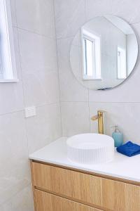 Ένα μπάνιο στο Cove at Redcliffe - Modern Coastal Hideaway