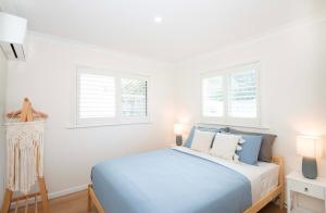 Ένα ή περισσότερα κρεβάτια σε δωμάτιο στο Cove at Redcliffe - Modern Coastal Hideaway