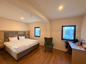 ゲーラにあるPromenaden Hotelのベッドと机と椅子のある寝室