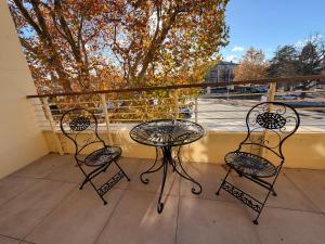 ゲーラにあるPromenaden Hotelのバルコニーに椅子2脚とテーブル1台