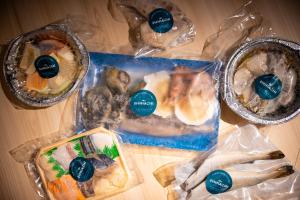 een tafel met drie verschillende soorten voedsel in plastic zakken bij the SHIHACHI 