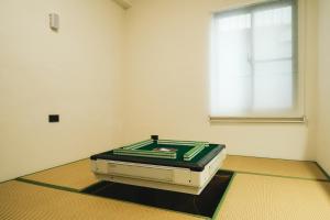 una habitación con un colchón en el suelo y una ventana en Nancheng Renlan, en Anping