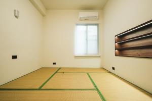 una habitación vacía con una alfombra en el suelo en Nancheng Renlan, en Anping 28 fotos más