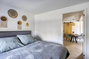 Un dormitorio con una cama y un comedor. en Cosy Nest, en Noordwijk aan Zee