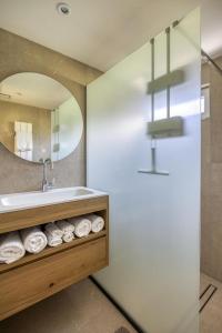 Un baño con lavabo, espejo y toallas. en Cosy Nest, en Noordwijk aan Zee 19 fotos más