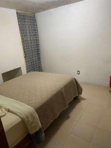 Postel nebo postele na pokoji v ubytování Departamento E-5 metro Copilco UNAM Coyoacan + 1 fotografie