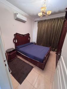 ein Schlafzimmer mit einem Bett mit violetter Bettwäsche und einem Fenster in der Unterkunft قريه مرسيليا بلوباي السخنه --للعائلات فقط-Marseilia Blue Bay Ain Sokhna Village-- families only-- in Ain Suchna