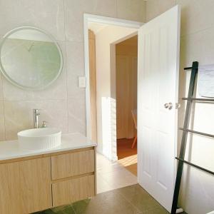 ein Badezimmer mit Waschbecken und Spiegel in der Unterkunft Haven at Redcliffe - your stay on the Peninsula in Redcliffe