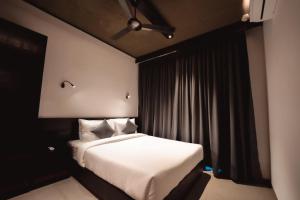 a bedroom with a bed and a ceiling fan at SinQ Village in Bambolim