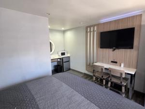 Una cocina o cocineta en Bronco Motel South Central