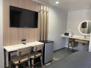 Una cocina o cocineta en Bronco Motel South Central 7 fotos más