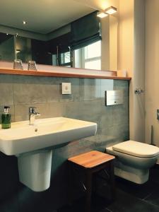 ein Bad mit einem Waschbecken und einem WC in der Unterkunft Bärenkrug in Molfsee