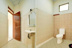 a bathroom with a toilet and a sink at Hotel O Griya Cewang Syariah in Bekasi