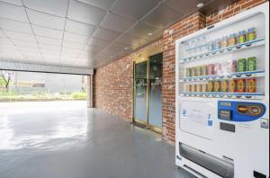 een automaat in een bakstenen gebouw met frisdrank bij Jeonju Summit Stay in Jeonju
