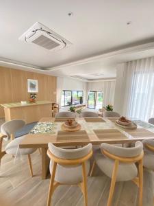 Χώρος καθιστικού στο B101 3BR 4BA Peaceful Hillside Sea View Home