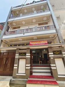 Η πρόσοψη ή η είσοδος του Nidhipataye Homestay