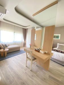 Ένα ή περισσότερα κρεβάτια σε δωμάτιο στο B101 3BR 4BA Peaceful Hillside Sea View Home