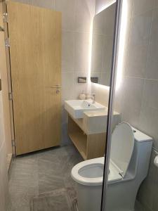 Ένα μπάνιο στο B101 3BR 4BA Peaceful Hillside Sea View Home