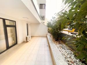 een lege gang van een gebouw met planten bij Central Address Studio 16 in Boekarest