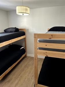 una stanza con due letti a castello e una lampada di The Mount Vibe a El Monte Altre 7 foto