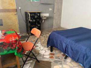 ベラクルスにあるclima wifi, cerca del Word Trade Centerのベッドと椅子とテーブルのある寝室