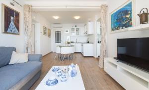 een woonkamer met een bank en een tv bij Apartment Majestic in Dubrovnik