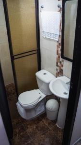 カリにあるHermosa casa en caliのトイレと洗面台のあるバスルーム