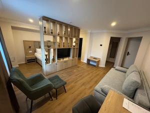 ゲーラにあるPromenaden Hotelのソファとテーブルのある広いリビングルーム