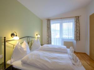 Ένα ή περισσότερα κρεβάτια σε δωμάτιο στο Bright Vicky Apartment with infrared sauna, cleaning included