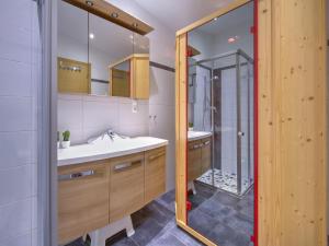 Ένα μπάνιο στο Bright Vicky Apartment with infrared sauna, cleaning included +33 φωτογραφίες