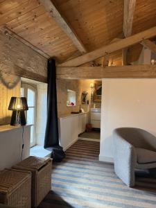 een woonkamer met een bank en een stoel bij Le loft in Croix-Chapeau