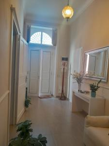 a hallway with a door and a table and a window at Casa ERMES 151 in Floridia
