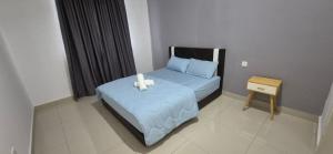 a small bedroom with a bed and a table at Wonder Villa in Bandar Penawar