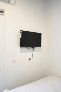 TV a/nebo společenská místnost v ubytování Puspiptek Residence Syariah