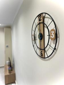 een klok aan een muur in een kamer bij Apartment Voulas 3 in Ptolemaida