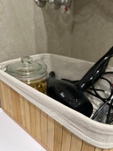 een houten bak met een lepel en een pot met voedsel bij Apartment Voulas 3 in Ptolemaida +9 foto's