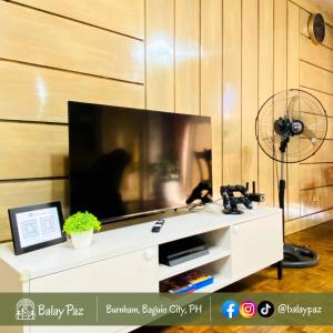Una televisión o centro de entretenimiento en City View 2BR Home in Burnham - Dalisay Unit by Balay Paz