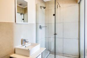 Koupelna v ubytování Canalside Tranquility + 28 fotografií