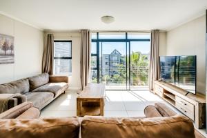 TV a/nebo společenská místnost v ubytování Canalside Tranquility