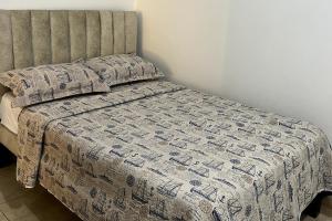 1 cama con edredón en un dormitorio en Refugio del Mar, en Manta 6 fotos más