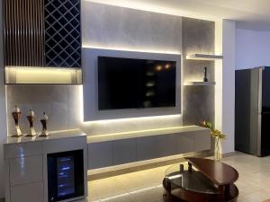 Una sala de estar con chimenea y televisión. en Refugio del Mar, en Manta