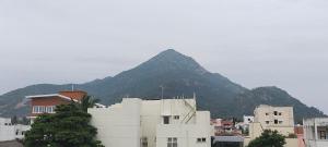 Γενική θέα στο βουνό ή θέα στο βουνό από  αυτό το δωμάτιο σε οικογενειακή κατοικία