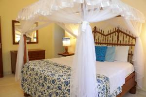 Postel nebo postele na pokoji v ubytování Tembo Baharini Beach Cottage + 70 fotografií