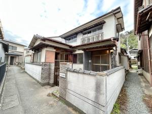 a house with a fence in front of it at イマヅのかくれ家 in Fukuoka