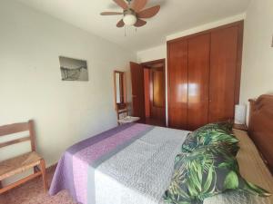 a bedroom with a bed and a ceiling fan at Apartamento Florazar 2, 8ºC in Cullera +25 photos